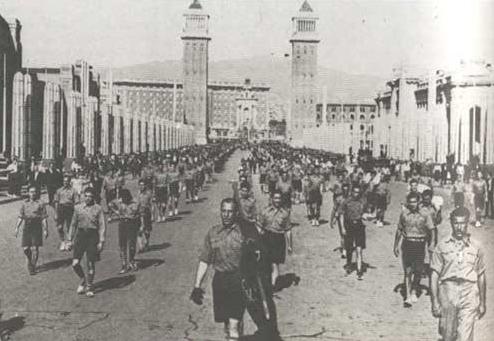 Vean con qué fascista disciplina desfilaban por Barcelona en 1933 los esamots