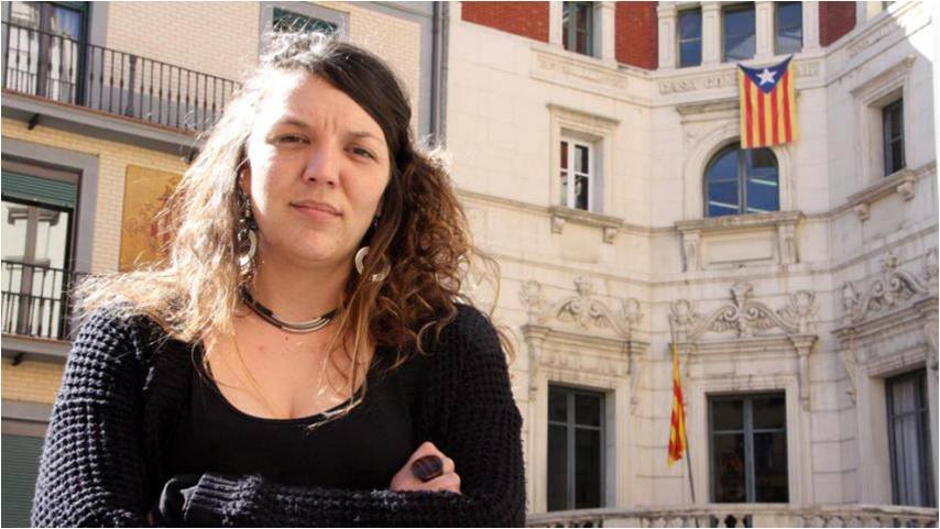Alcaldesa luce durante las elecciones bandera separatista sin que se la suspenda de empleo y sueldo.