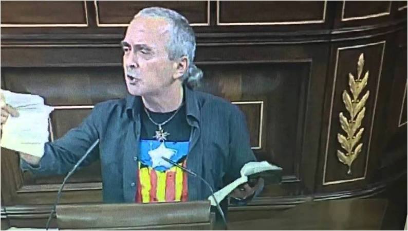 El diputado Sabino Cuadra rompe unas páginas de la Constitución en la tribuna del Congreso. ¿Esto es libertad de expresión?... esto es un insulto y lo es más que se le siga pagando.