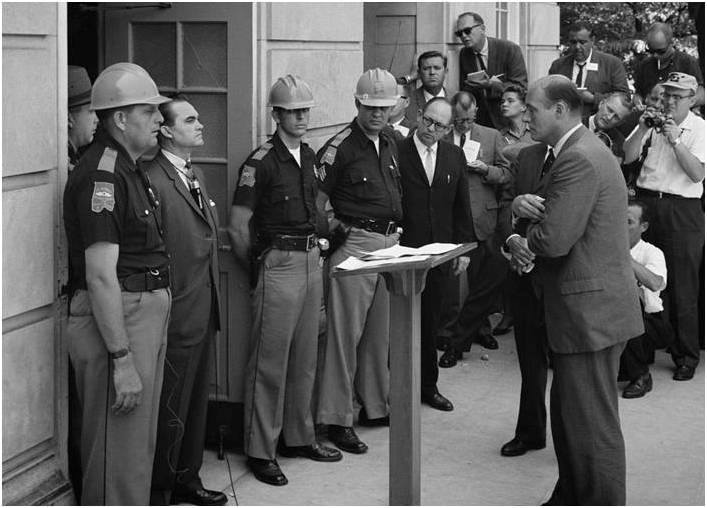 1963. El gobernador George Wallace, intentando bloquear la integración en la Universidad de Alabama, se encuentra parado en actitud desafiante en la puerta del Auditorio Foster ante el Deputy U.S. Attorney General Nicholas Katzenbach. ¿Se imaginan al delegada del gobierno en Cataluña haciendo esto para cada alumno que quiera estudiar en español?