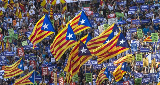 El independentismo se apropia de la manifestación contra el terrorismo de Barcelona