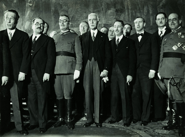 Maciá en el centro, a su derecha Batet a su izquierda. Companys. 1933