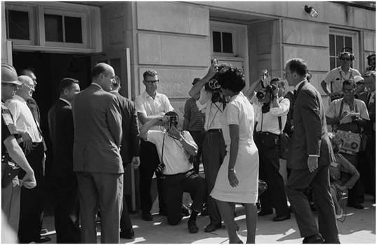 11 de junio de 1963. Vivian Malone Jones llega para inscribirse para clases en el Auditorio Foster de la Universidad de Alabama.