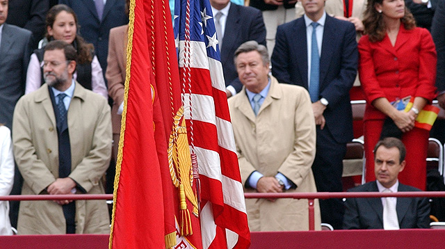 Zapatero sentado al paso de la bandera de EEUU