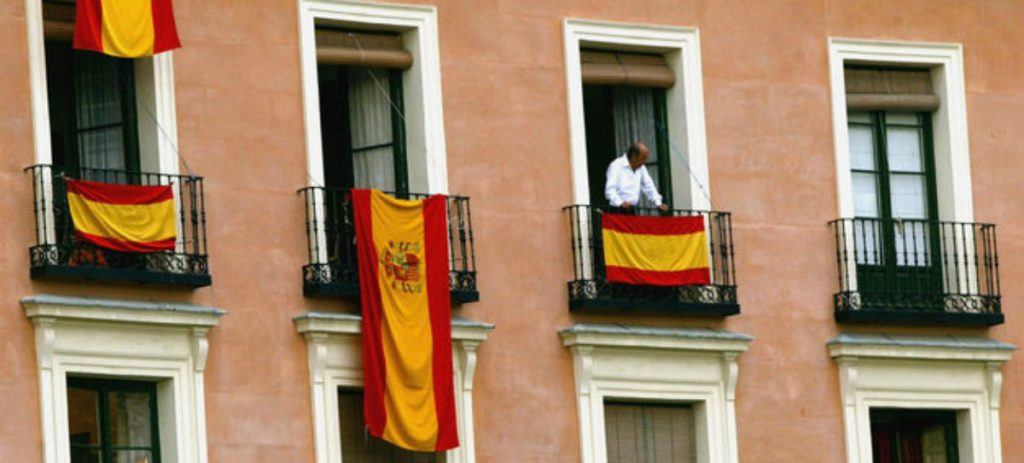 banderas españolas en los balcones