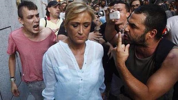 La exdelegada de Gobierno, Cristina Cifuentes, durante el escrache que sufrió en 2012