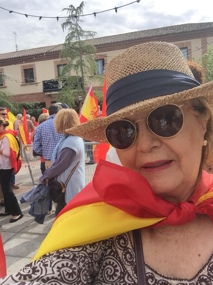 Mercedes Ibañez Huete con la bandera de España