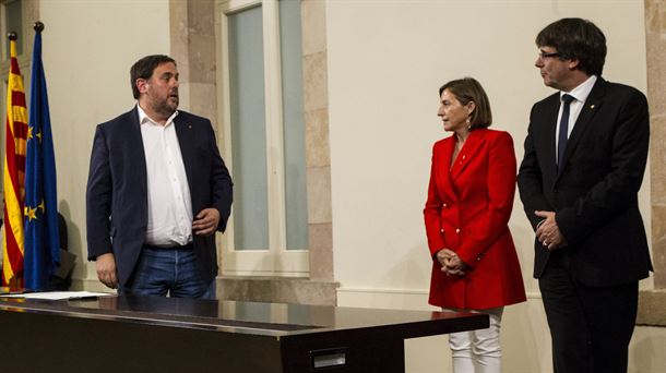 Puigdemont firmó la declaración de independencia junto a otros parlamentarios independentistas.