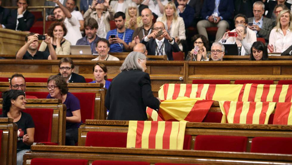 Una diputada de Podem retira las banderas españolas que dejó el PP en el Parlament