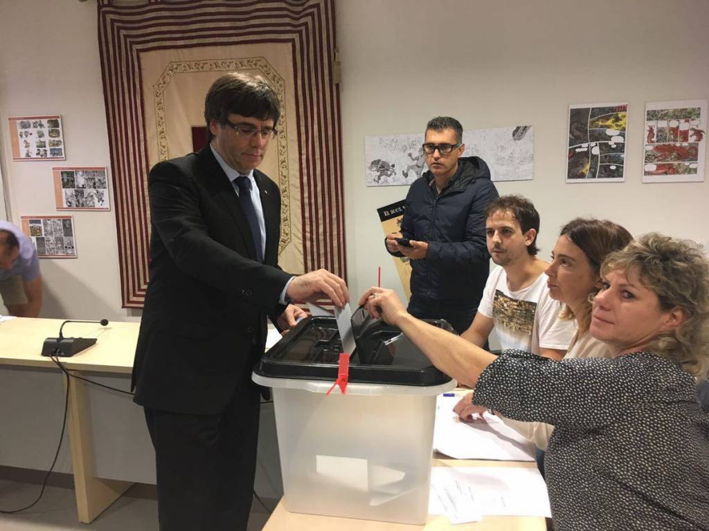 uigdemont tenía que votar en Gerona y ha votado en Cornellá de Terri por que cualquiera puede votar el cualquier sitio y tantas veces quiera