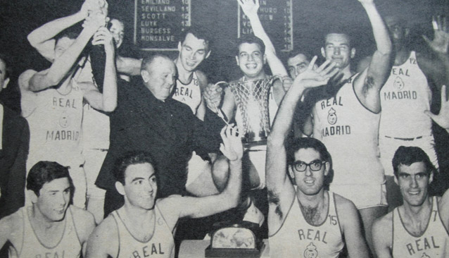 una vez el R. Madrid se anotó intencionadamente una canasta en contra, un hecho que cambió las reglas del baloncesto