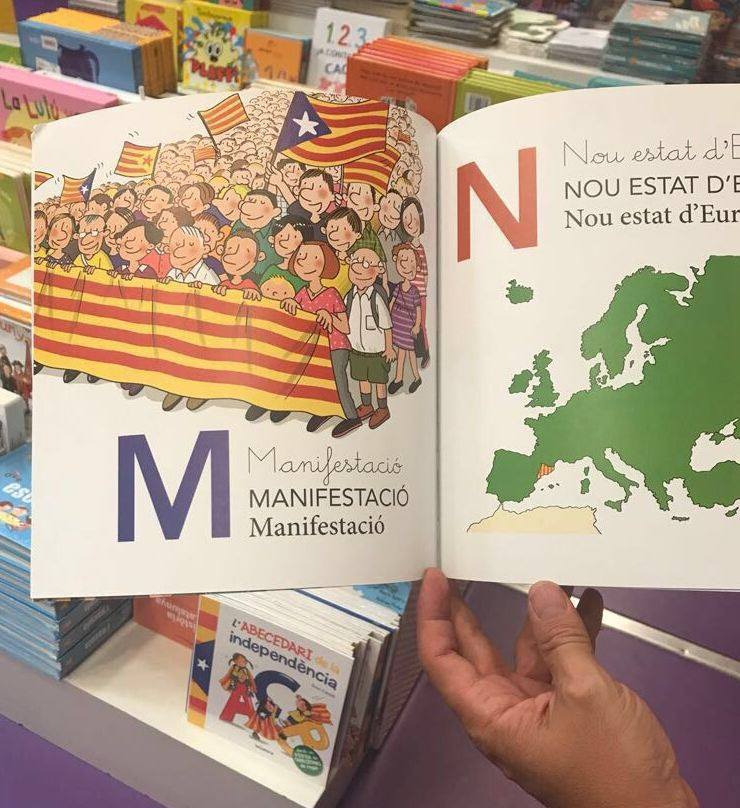 Con la "M" de manifestación, la revolución de la sonrisa... "ya tendremos tiempo de matarles mañana como decía un vocero separatista
