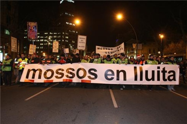 Bufonadas de la golpista Forcadell y los golpistas Mozos de Escuadra