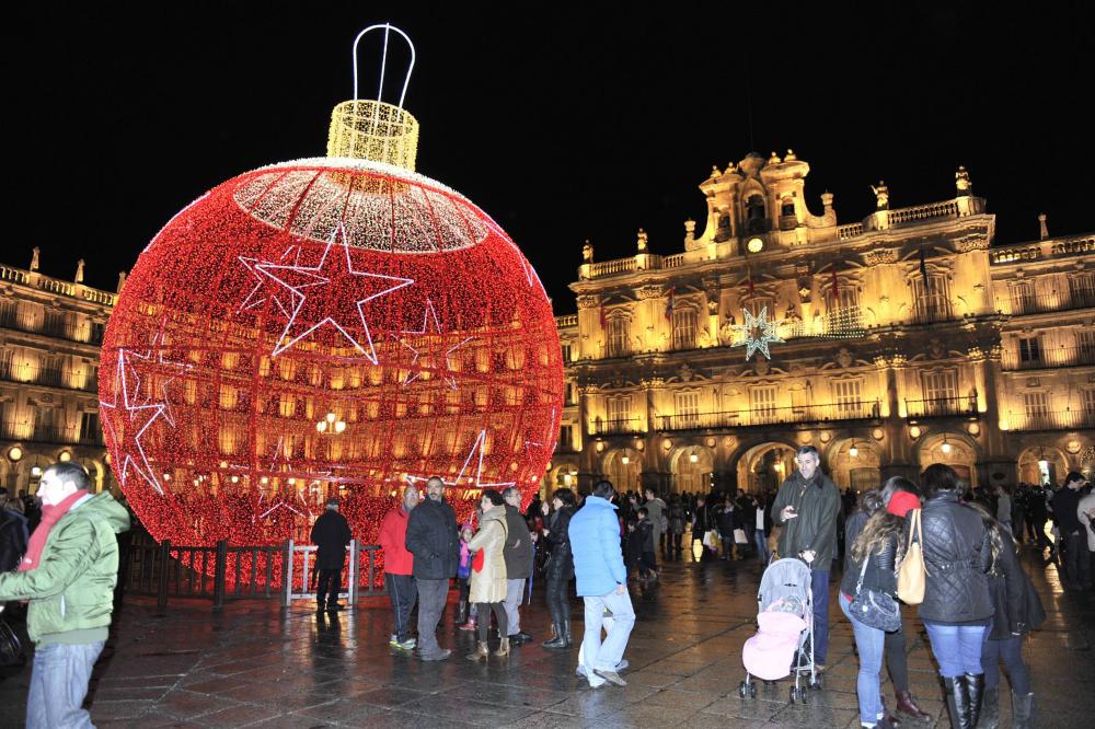En la calle las luces ya no representan la Navidad, solo iluminaciones de diseño moderno