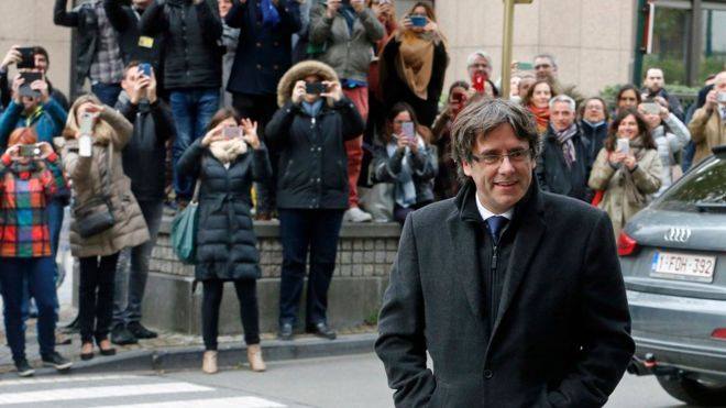 Este señor es Carles Puigdemont, EXpresidente de la Generalidad de Cataluña