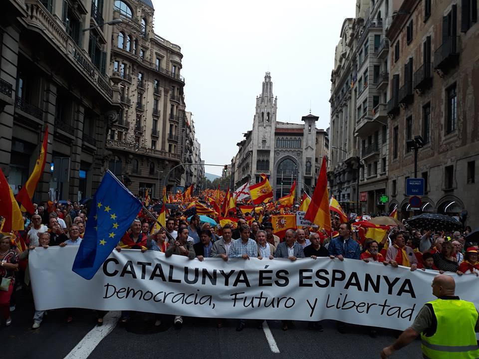 Policarpo Sánchez con la pancarta