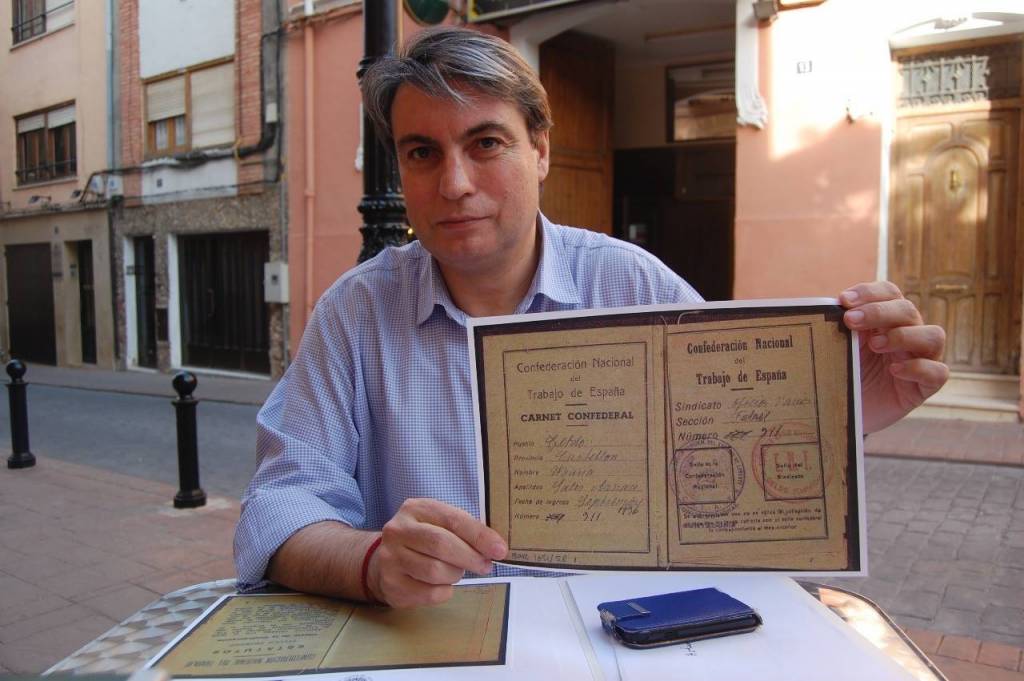 Policarpo Sánchez nos muestra uno de los poquísimos documentos devueltos por los golpistas
