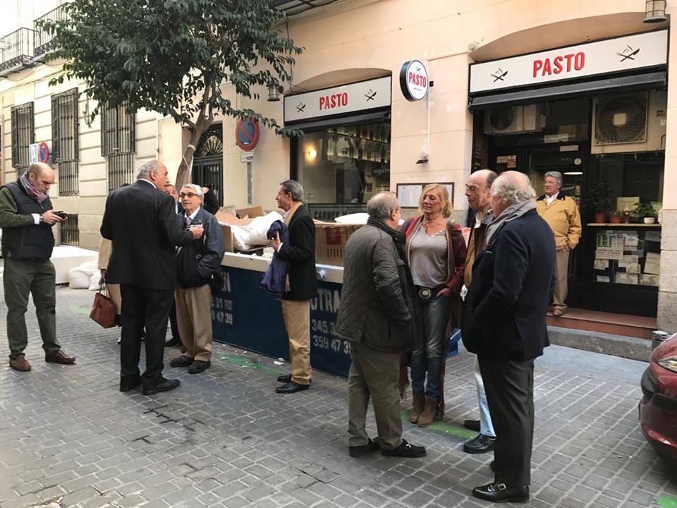 Saludos, presentaciones, abrazos y ósculos, todo el ceremonial previo a los grandes eventos.
