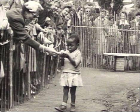 1958 en Bélgica: exhibición de niños africanos a los que se daba de comer como si fueran monos