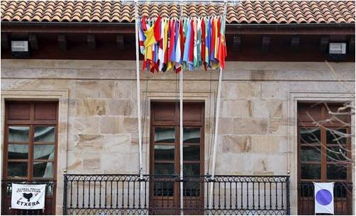 Bildu oculta la bandera con tretas.