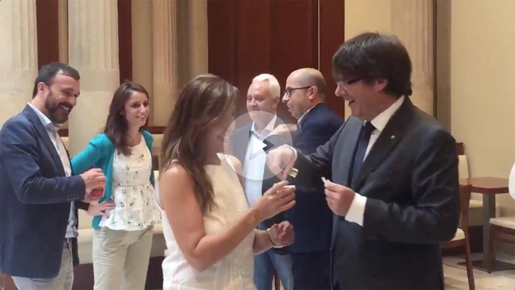 el cafelito de la Levi y la Camacho con ese Cocomocho sin resuello. Demasiado grande el atropello