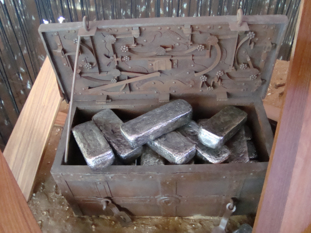 Caja de caudales del siglo XVI conteniendo lingotes de plata. Representación museística del Pabellón de la navegación de Sevilla. La literatura y la propaganda anglosajona han exagerado los episodios de una guerra que ganó España. Entre 1540 y 1650, de los 11.000 buques que hicieron el recorrido América-España solo se perdieron 107 a causa de los ataques piratas.