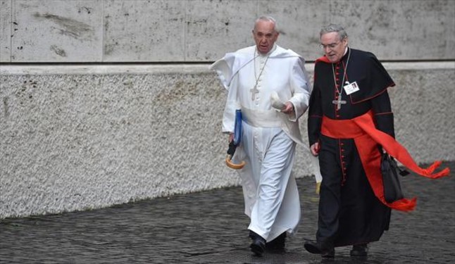 El Papa habla con el cardenal Lluís Martínez Sistach, ayer en el Vaticano