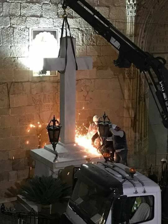 La operación de retirada ha comenzado sobre las cuatro de la mañana y algo más de dos horas después los operarios han conseguido separar la cruz del pedestal y subirla con una grúa a un camión