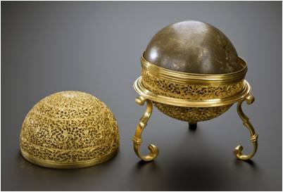 Piedra bezoar ricamente ornamentada. No quiero dejar de citar un producto desconocido hoy día pero muy valorado en aquel tiempo y que llegaba por la ruta transatlántica junto con la carga traída desde Asia, y me refiero a la piedra bezoar. La palabra bezoar viene del persa pâdzahr, que significa "contraveneno" o "antídoto", pues en la Antigüedad se creía que el bezoar podía curar y anular los efectos de todos los venenos. Aunque no actúa contra todos los venenos como se creía, algunos tipos de tricobezoares, esto es, bezoares formados con pelo, pueden anular efectos del arsénico. Antiguamente los boticarios alquilaban o vendían bezoares a muy altos precios. En definitiva no eran ni más ni menos que cálculos intestinales de animales como llamas o aves corredoras a los que se atribuían propiedades sanadoras frente a los venenos, como el arsénico, siendo empleado como antídoto en forma de polvo, aunque luego se convertirían en artículos de lujo colocados sobre peanas ricamente elaboradas y ornamentadas en parecida estética a los huevos Febergé. Estas piedras llegaban a Sevilla y desde allí se distribuían a la corte de Viena y otras europeas.