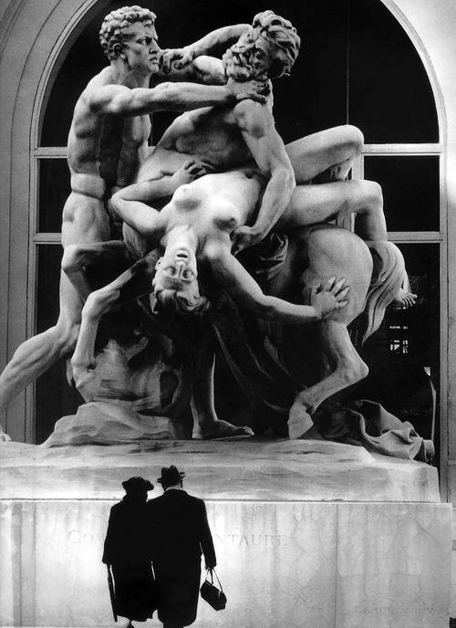 La confusión que invade la vieja Europa y la estrategia de los bárbaros. Fotografía de Robert Doisneau: Le Combat du Centaur, 1971