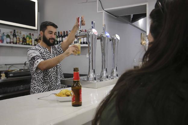 Un camarero sirve una cerveza en un bar de Mérida