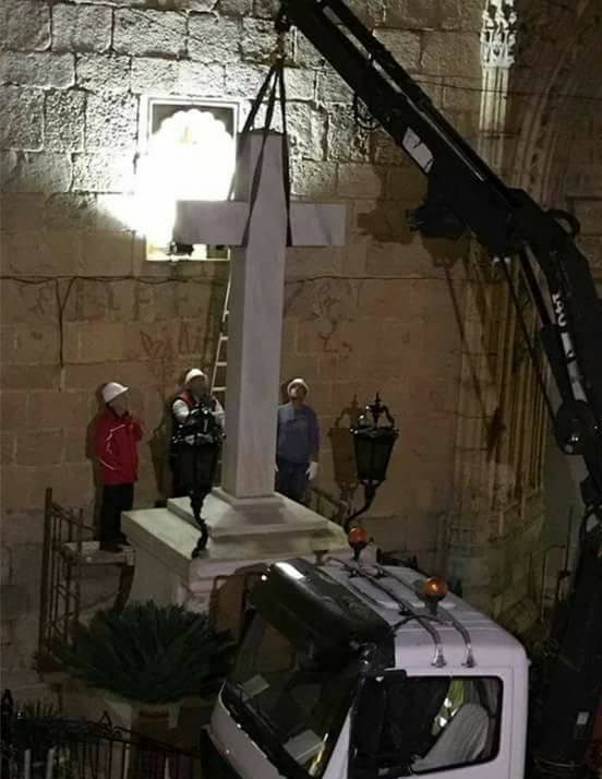 esta madrugada el Ayuntamiento de Callosa del Segura ha podido retirar, en virtud de la ley de memoria histórica, la 'cruz de los caídos' que llevaba 82 años en su plaza principal