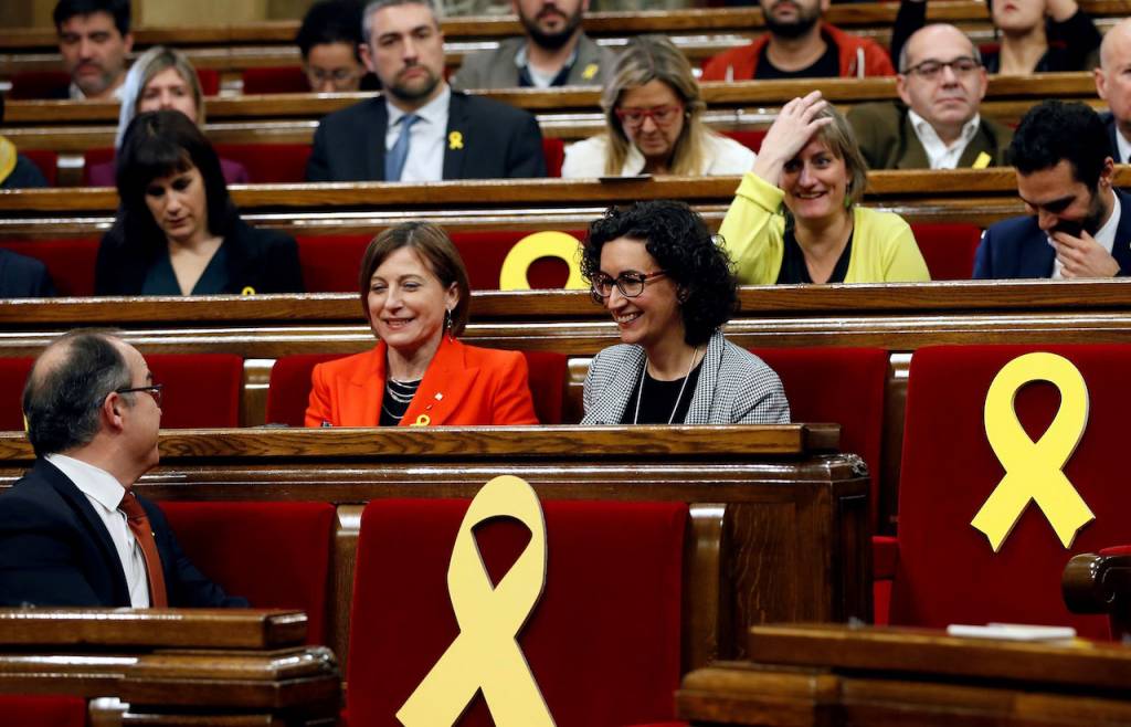 Lazos amarillos en algunos escaños del Parlament
