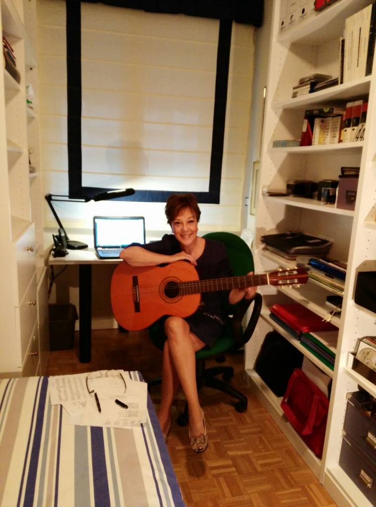 María José García Castillo con su guitarra