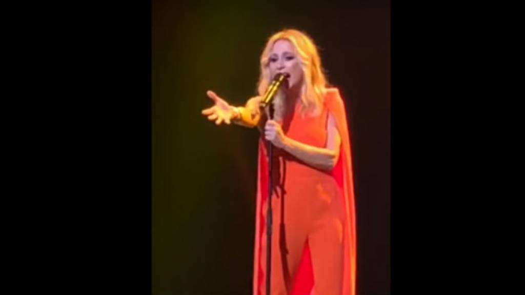 Marta Sánchez canta el himno de España con una letra creada por ella