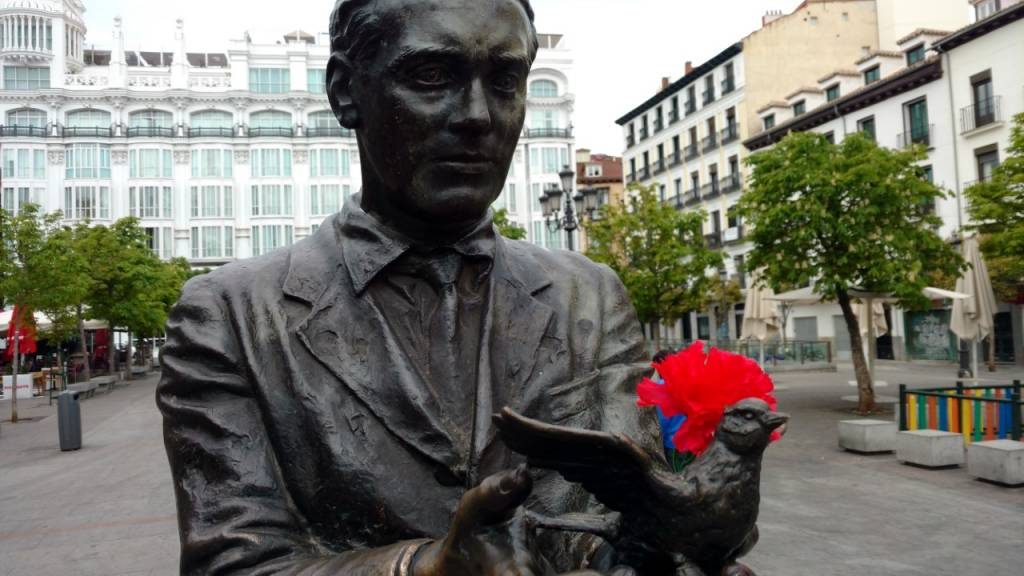 La estatua de Lorca en la plaza de Santa Ana. Queridos hijos, os quiero libres y en esencia, no quiero nada mas. Foto del autor