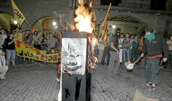 Estrasburgo condena a España por violar la libertad de expresión de dos jóvenes que quemaron fotos del Rey