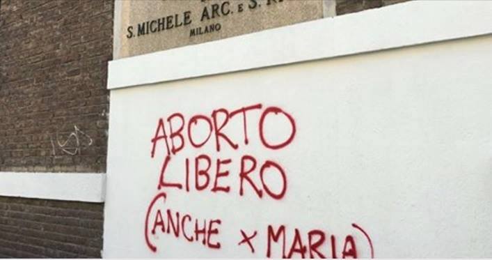La parroquia de San Miguel Arcángel y Santa Rita, en Milan, Italia, amaneció hace unos días con una pintada pro-aborto