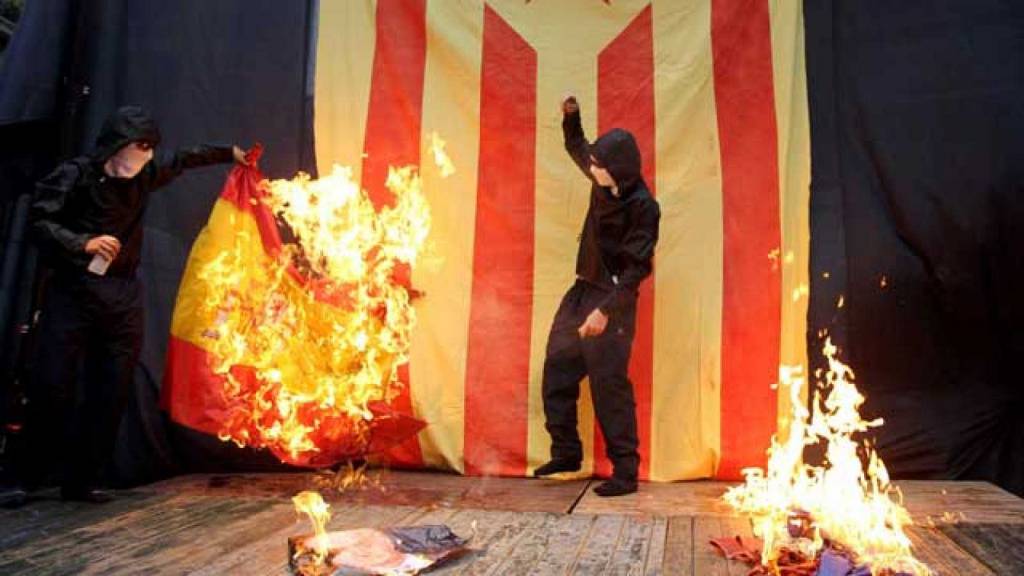 queman la bandera de España