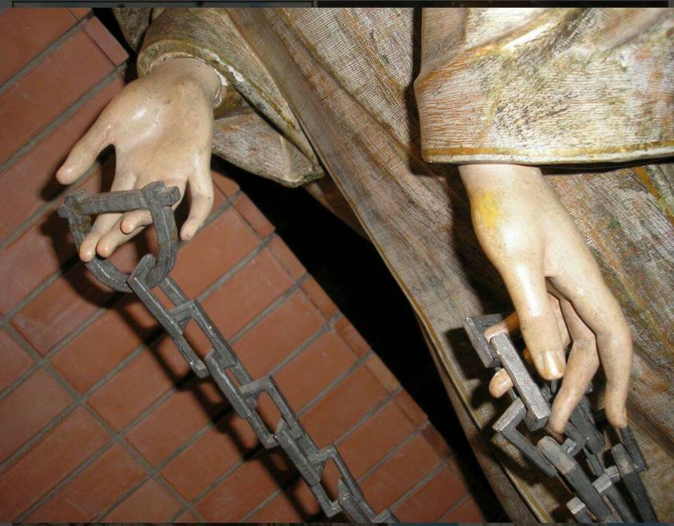 Mostrando sus cadenas