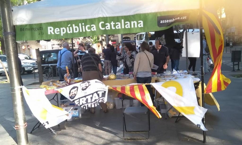 Los catazombis abandonaron plaza Cataluña, pero hoy han reaparecido a cien metros, en plaza Urquinaona