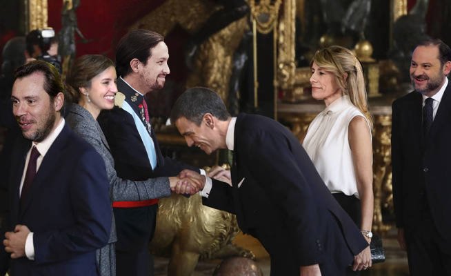 Podemos da un sí incondicional a la moción de Sánchez. Ilustración de Santi Orue