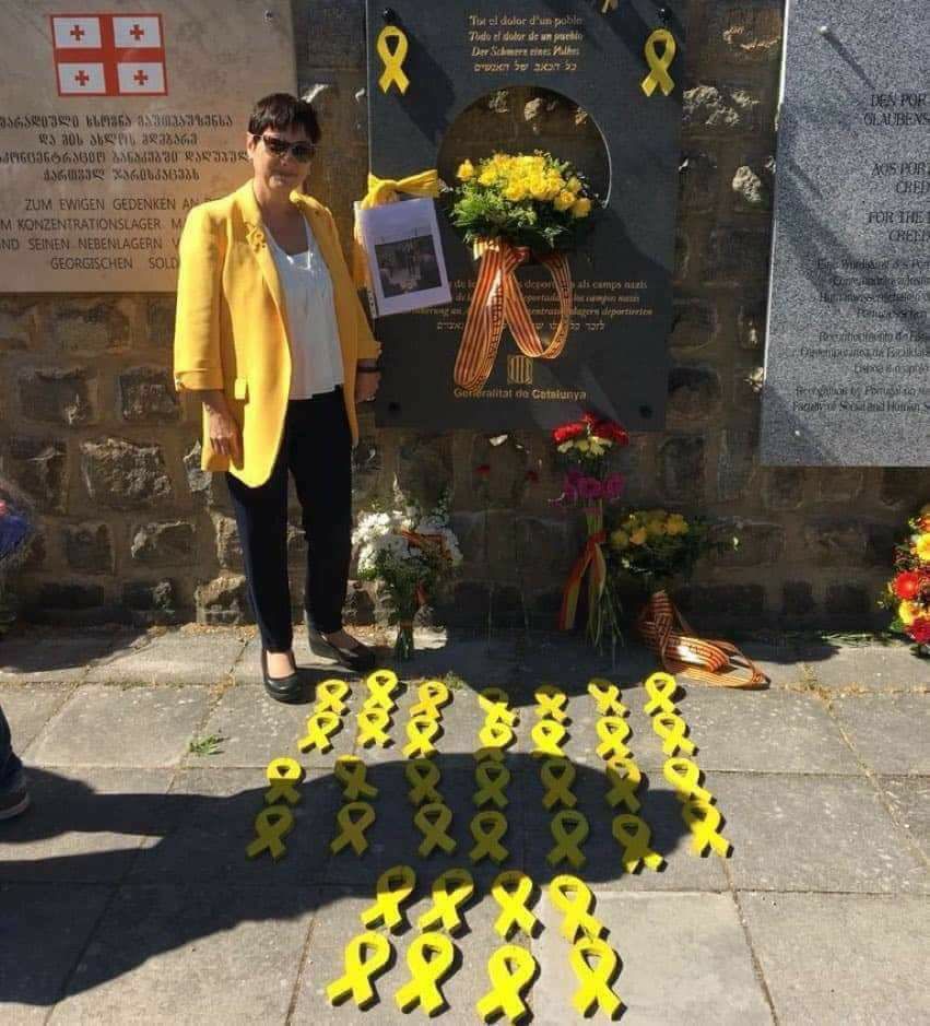 Los seguidores del reberde errante manchan con lazos amarillos el suelo de Mauthausen