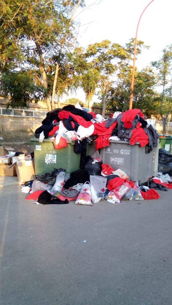 Al parecer la ropa seleccionada para los refugees de Pedrito no era del agrado de los nuevos huéspedes.