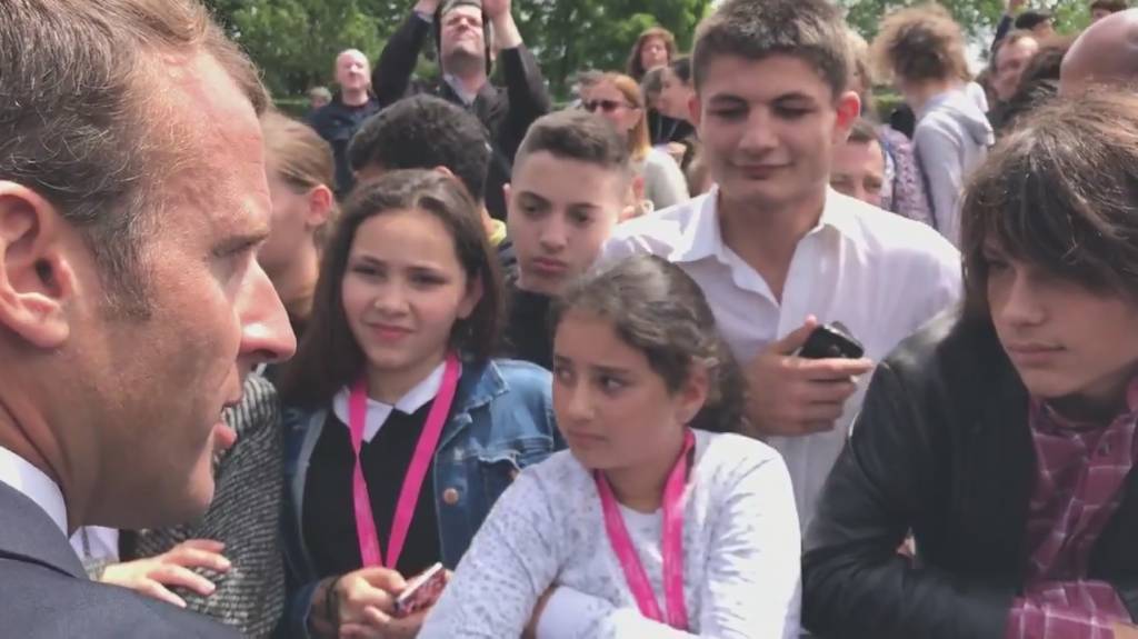 El presidente de Francia, Emmanuel Macron regaña a un estudiante