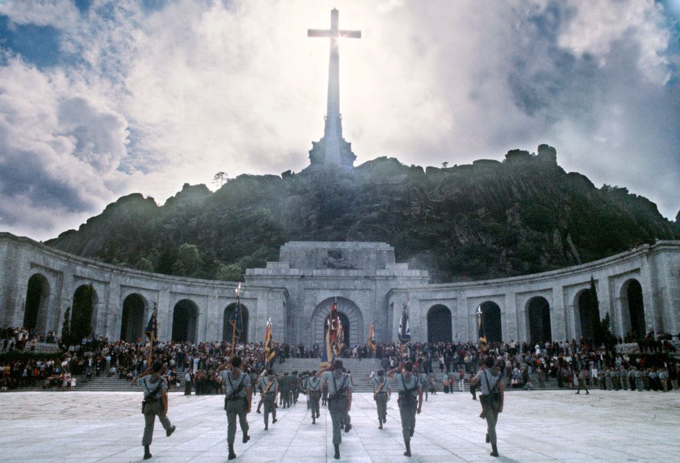 23 de noviembre. Llegada de los restos mortales de Franco al Valle de los Caídos para ser enterrado