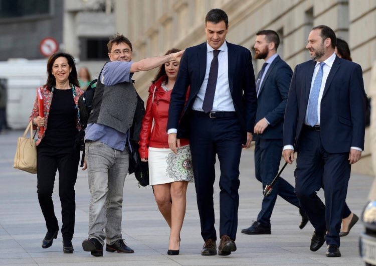 un Parlamento que tiene en sus seno a partidos que quieren destruir la soberanía nacional es un dislate de tal inmensidad que nos convierte en el hazmerreír del mundo
