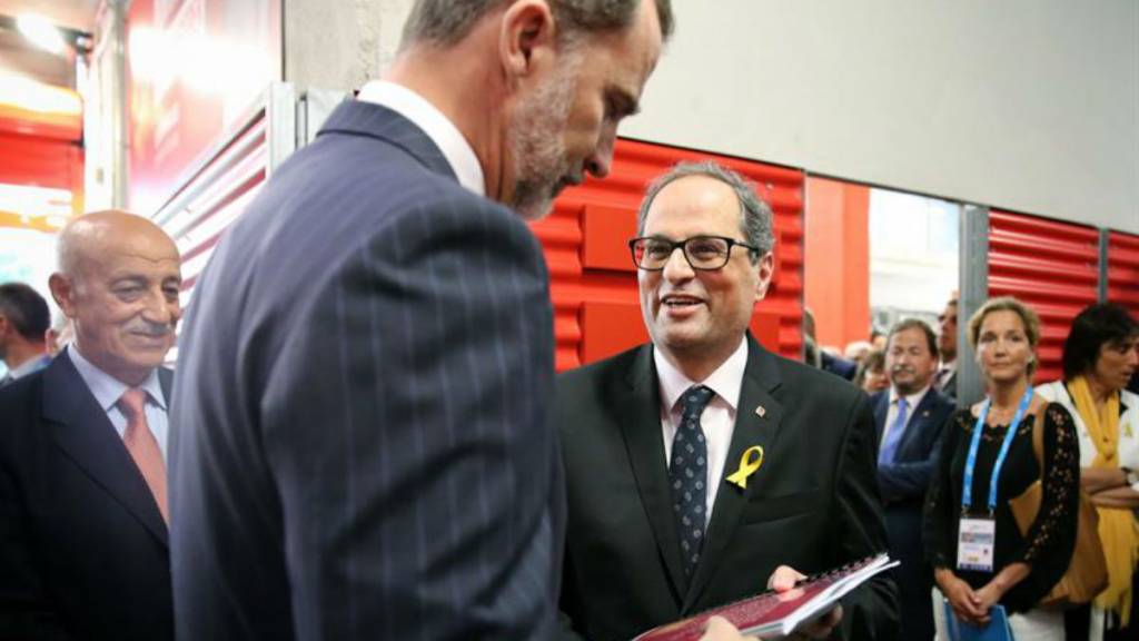 el libro de fotos que Torra entregó al Rey