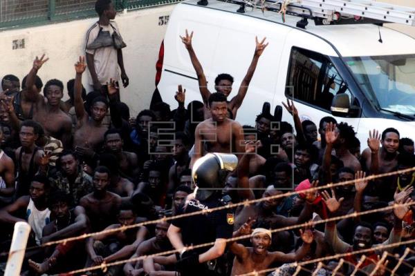 22 agentes heridos, algunos por cal viva, en el asalto a la valla de Ceuta. Agencia EFE
