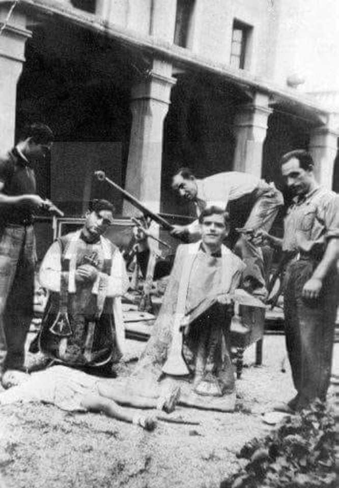 En la fotografía podemos ver dos sacerdotes momentos antes de ser asesinados por milicianos rojos en la última Guerra Civil